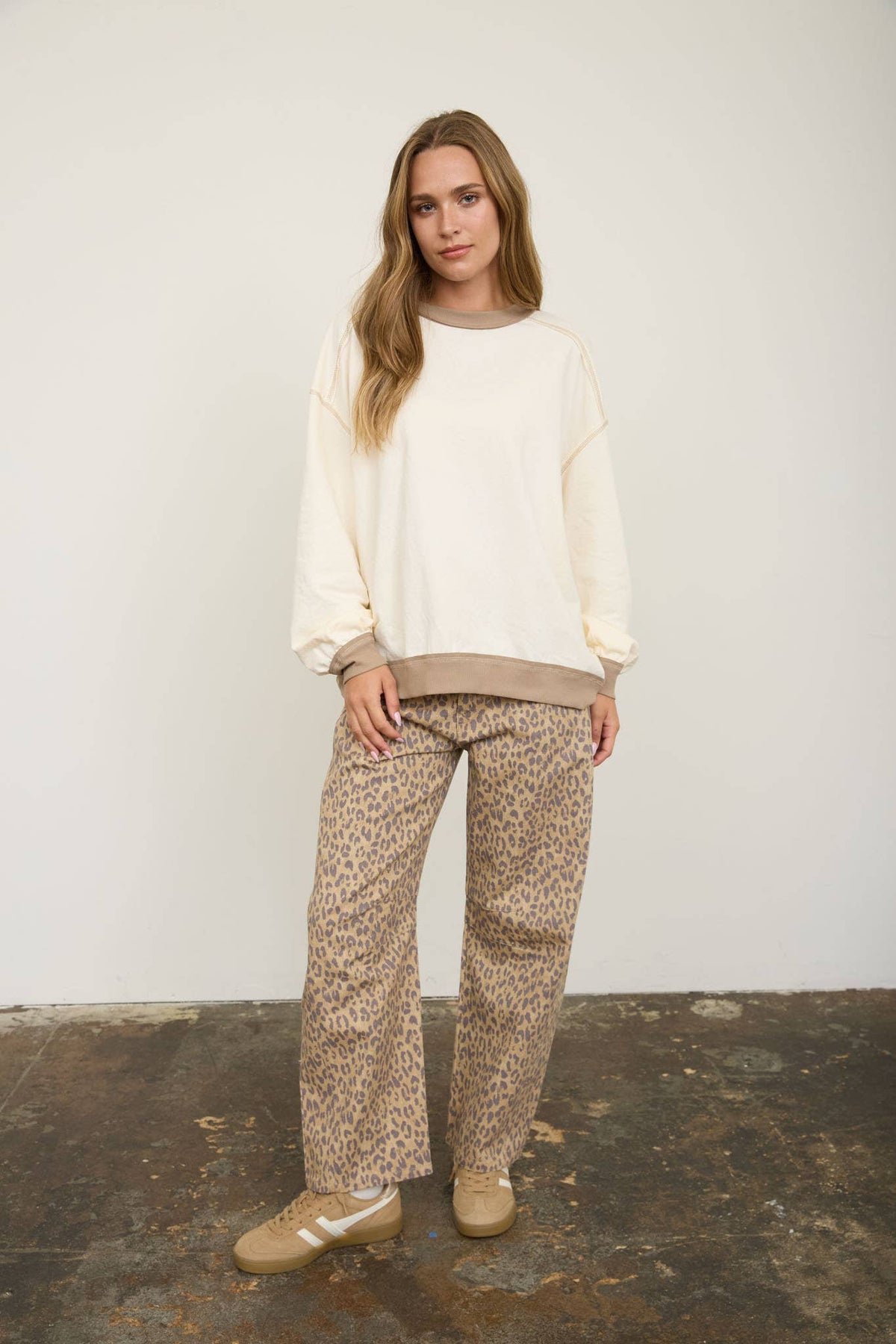 EXPOSED SEAM CONTRAST TRIM KNIT TOP