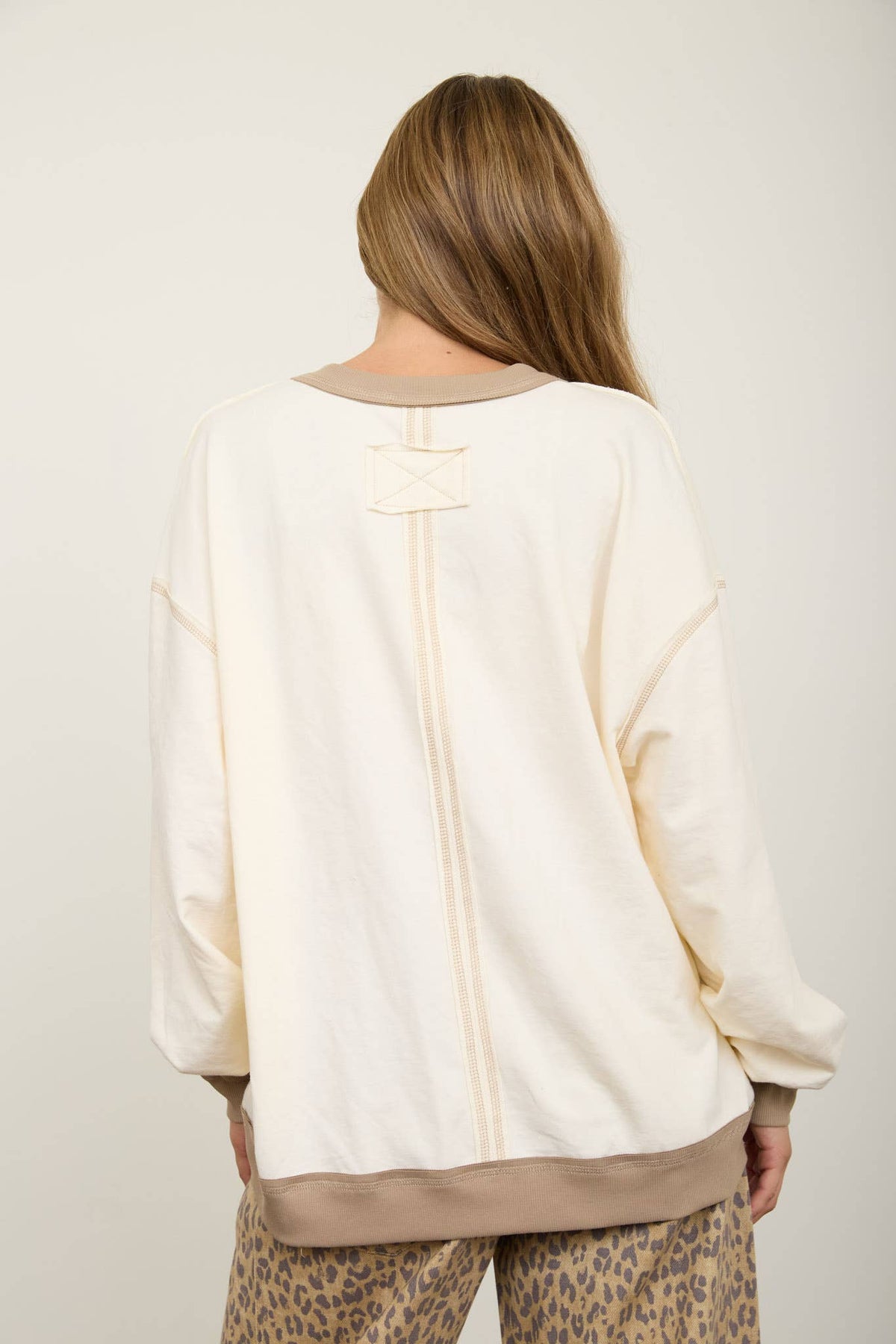 EXPOSED SEAM CONTRAST TRIM KNIT TOP