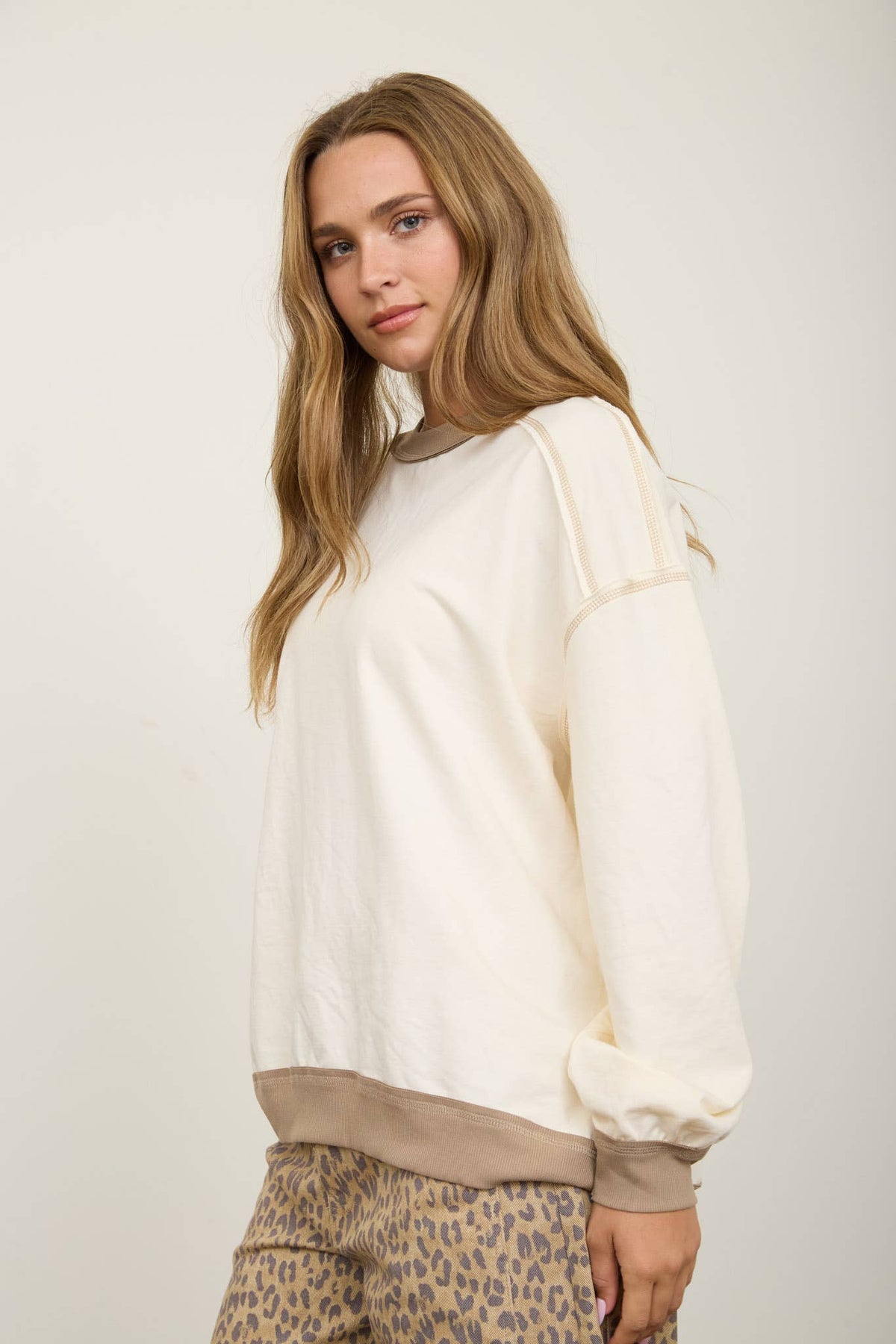 EXPOSED SEAM CONTRAST TRIM KNIT TOP