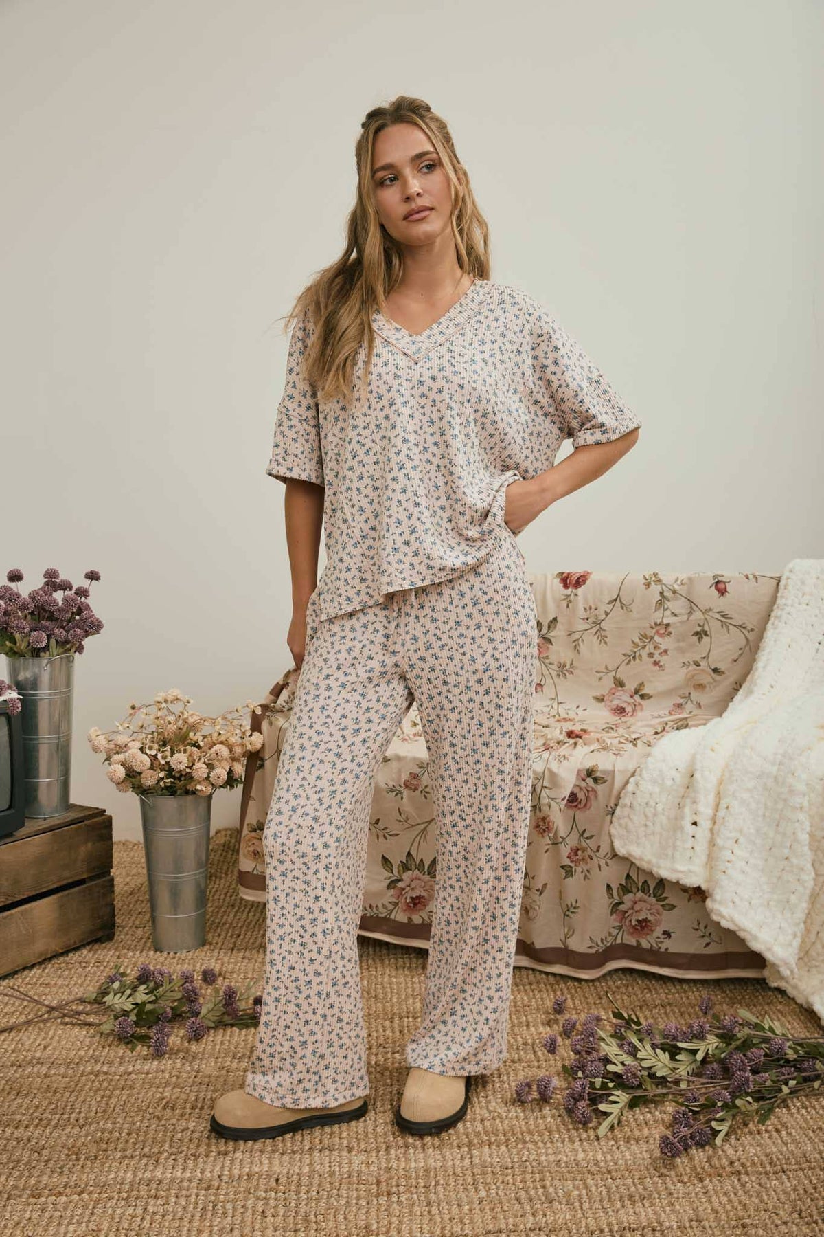 DITSY FLORAL V NECK SHORT SLEEVE RIBBED KNIT TOP