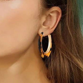 TORTOISE SHELL HOOP EARRINGS